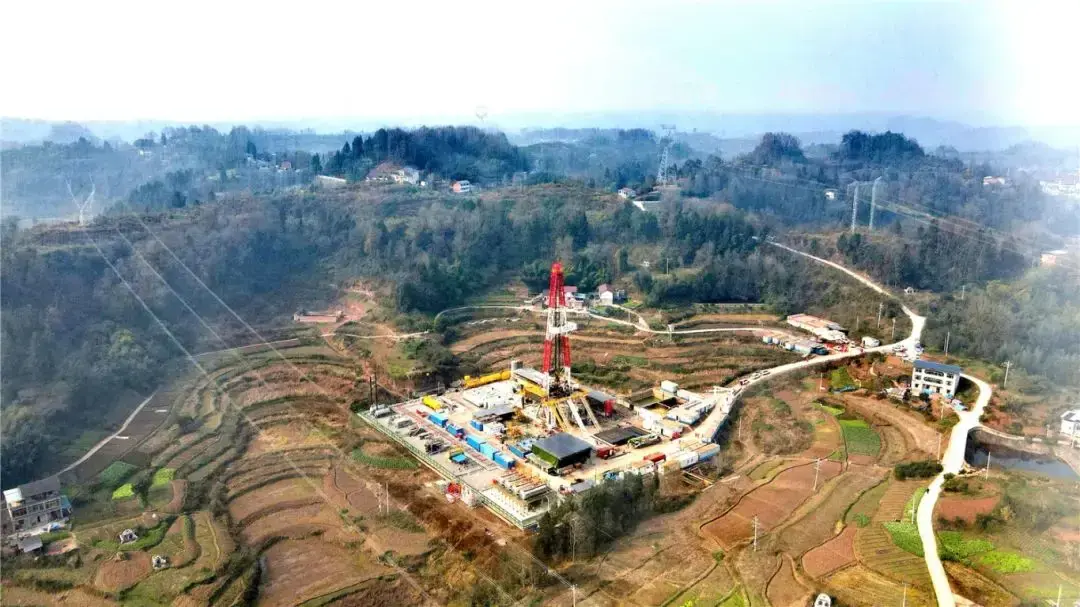 Enhancing wellbore stability in shale sections