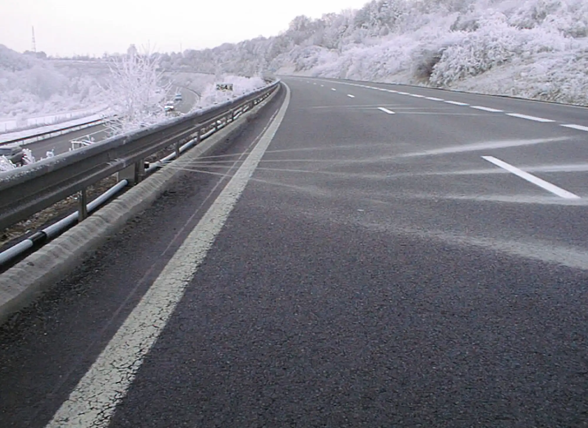 How can calcium formate powder be used in pedestrian areas and walkways?